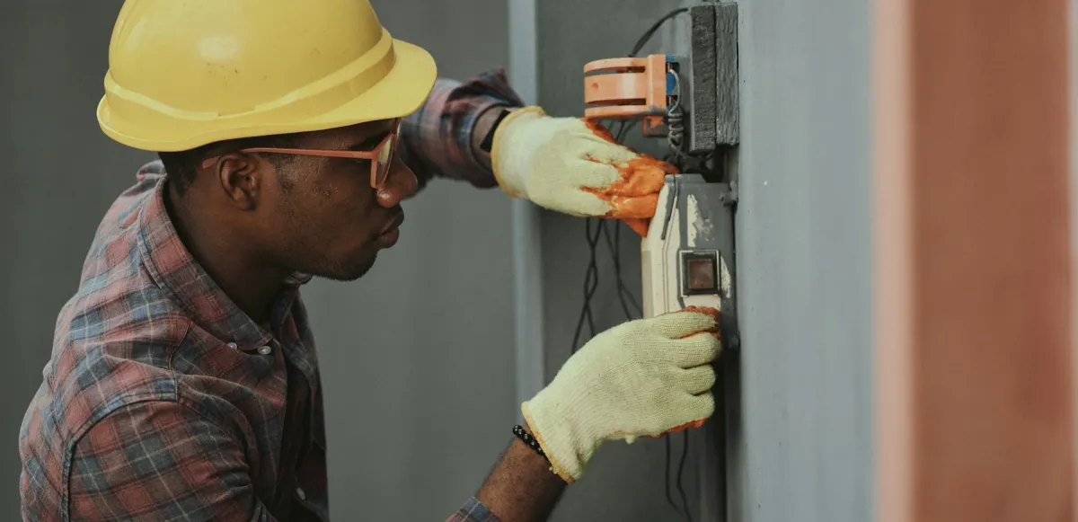 Profesional trabajando en las conexiones de una instalación eléctrica