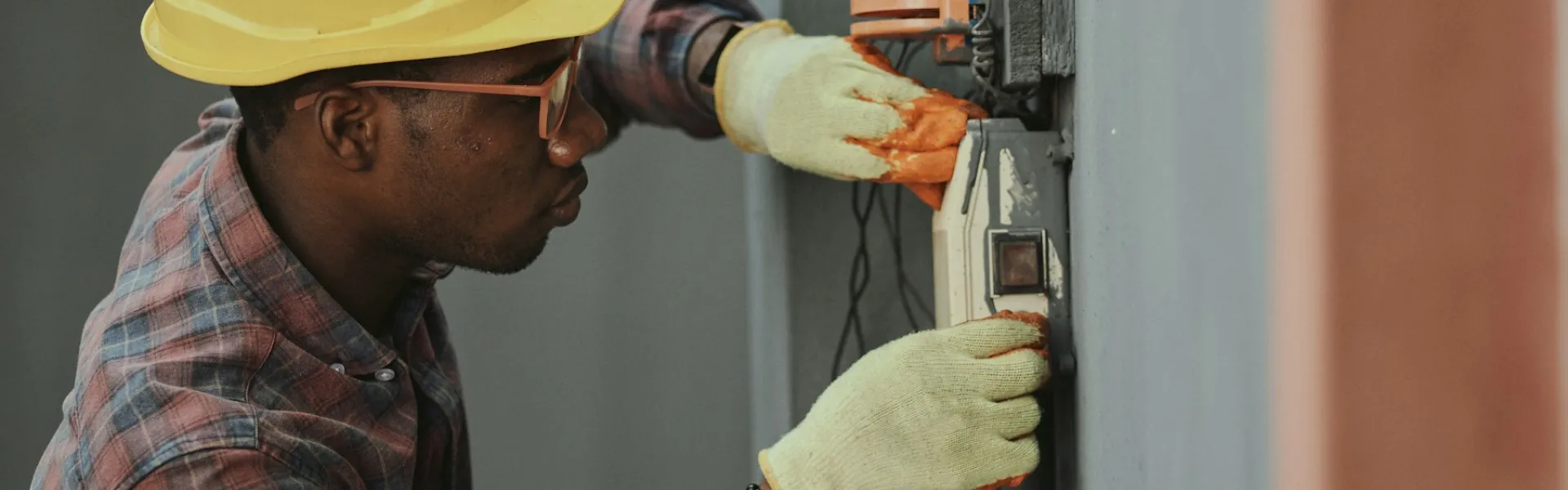 Profesional trabajando en las conexiones de una instalación eléctrica