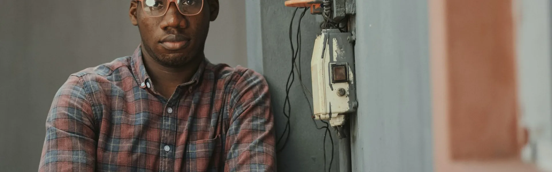 Profesional junto a un cuadro eléctrico de distribución