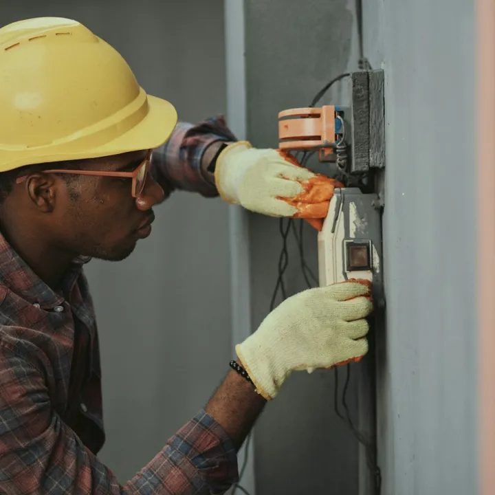 Profesional trabajando en las conexiones de una instalación eléctrica